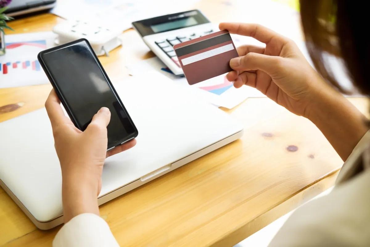 Travel Money Card vs Traditional Bank Card: What Are the Differences?