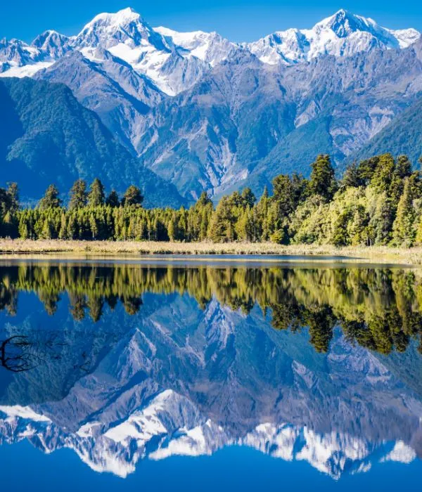 Mountains and lake in new zealand