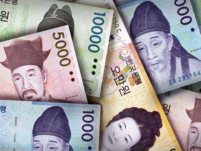 The image shows various South Korean won banknotes with some areas pixelated or obscured. The banknotes are in denominations of 5000 and 10000 won, featuring prominent figures and colorful designs.