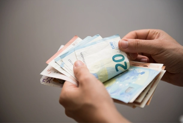A man selling euros