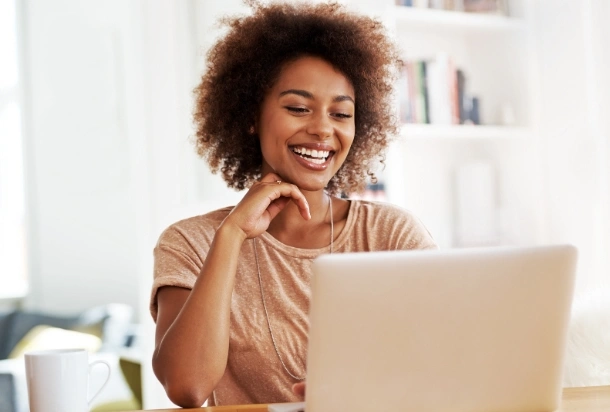 A woman selling USD online