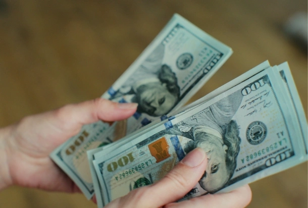 Someone exchanging USD to GBP