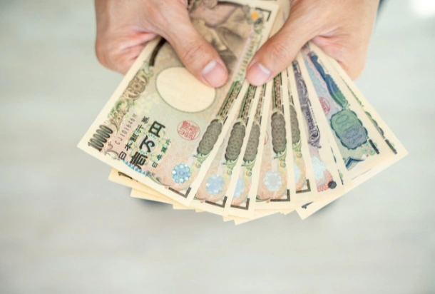 Someone exchanging JPY to GBP